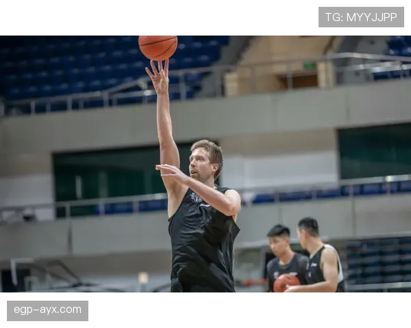 海耶斯无球跑位提升得分效率，季后赛内线优势明显